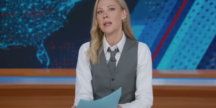 Desi Lydic iz Daily Showa staje u obranu supruga Kristi Noem dok susjedi reagiraju na fotografije bombe