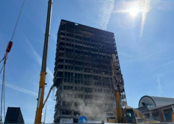 Dizalica kod Vjesnika hitno spuštena, poznato i zbog čega