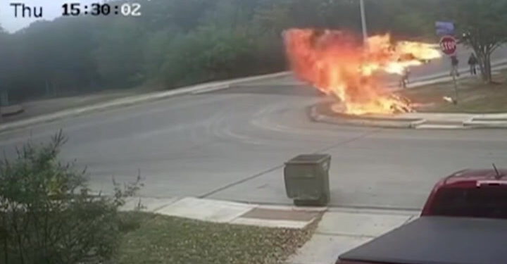 Djeca imaju čudesni bijeg nakon što je motocikl eksplodirao nakon sudara | Vijesti