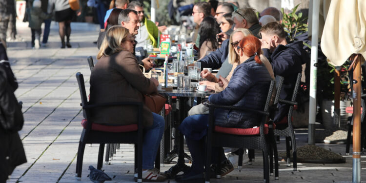 Dok Hrvati uživaju u suncu, nešto opasno prijeti u pozadini: ‘Šulja se i dalje, mučki iza leđa’