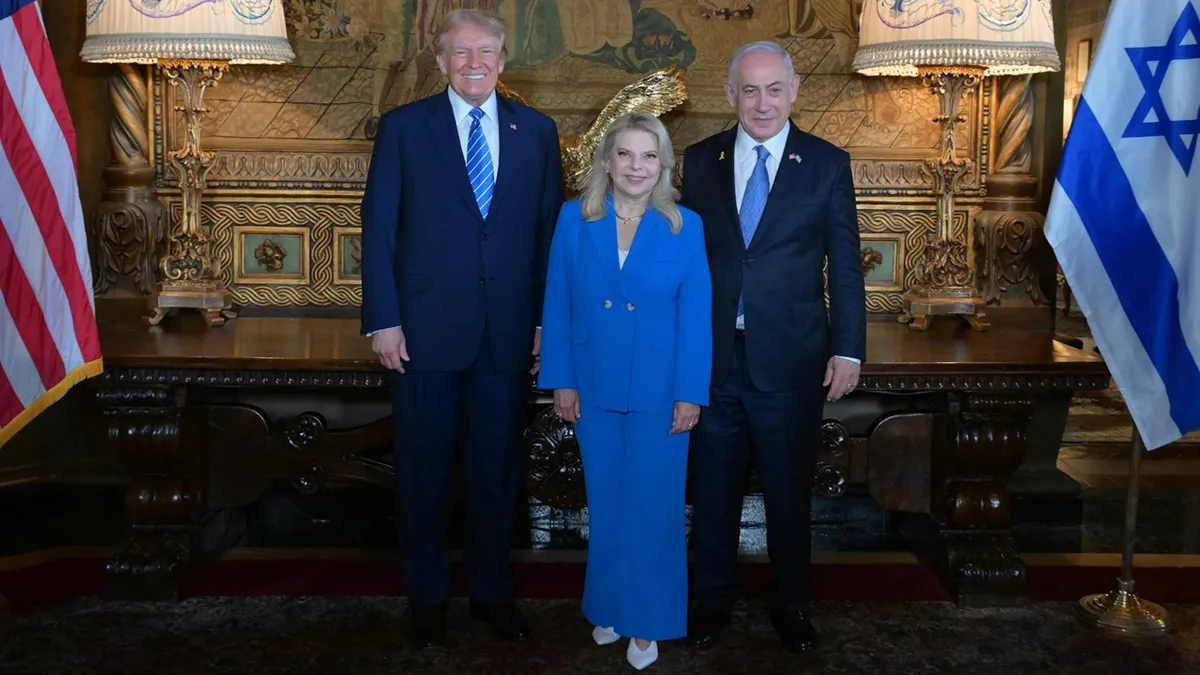 Donald Trump pozira za fotografiju s izraelskim premijerom Benjaminom Netanyahuom i njegovom suprugom Sarom Netanyahu