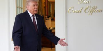 Donald Trump kaže da će ga Xi Kinping ‘snažno zagrliti’ dok obećava da će ‘trajno ponovno otvoriti’ Hormuški tjesnac