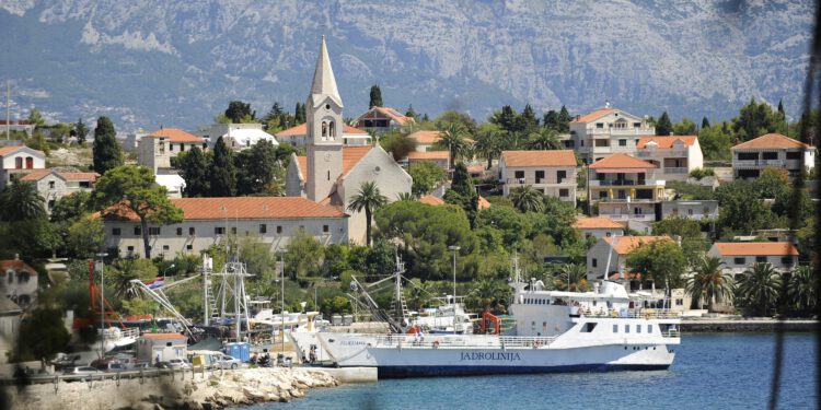 Drama na Braču, mještani tvrde da je svećenik nasrnuo na njih: ‘Zgrabio ga je i urlao’