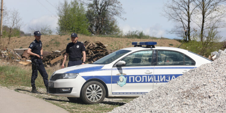 Drama u Srbiji: Ukrao auto uz prijetnju oružjem, policija ga lovila on zapucao na njih