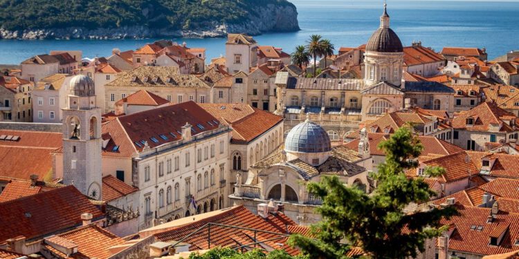 Država ulaže milijune u lučku infrastrukturu, no pomorsko dobro treba štititi i u praksi