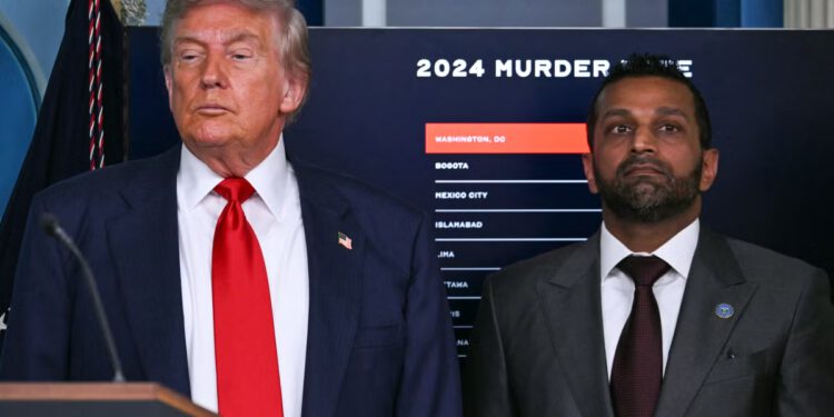 Dužnosnici Bijele kuće ‘otvoreno raspravljaju’ o otpuštanju Kasha Patela, kaže novinar, dok šef FBI-a prijeti tužbom zbog izvješća o ‘pretjeranom pijenju’