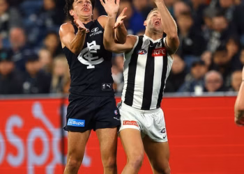 Elijah Hollands primljen je u bolnicu nakon zabrinutosti zbog čudnog ponašanja na terenu koje je Carlton opisao kao ‘epizodu mentalnog zdravlja’