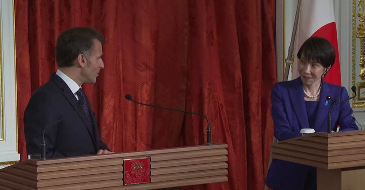 Emmanuel Macron u pozi Zmajeve kugle s japanskim premijerom | Vijesti