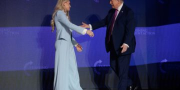 Erika Kirk predstavlja Trumpa na skupu Turning Point nekoliko dana nakon što je preskočila Vanceov događaj zbog ‘ozbiljnih prijetnji’