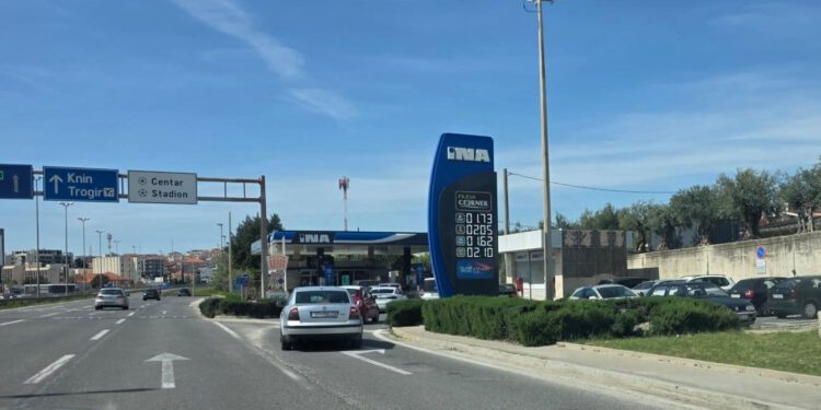 FOTO Cijene goriva od sutra rastu. U Splitu već gužve na pumpama