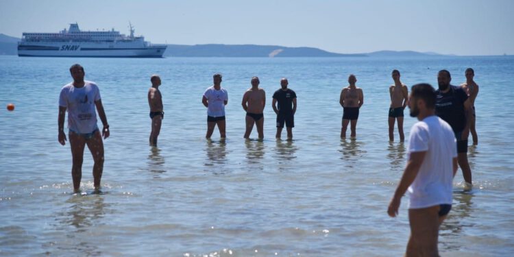 FOTO I VIDEO Podrška flotili: Splićani na Bačvicama igrali picigin za Gazu i kapetanicu Moranu