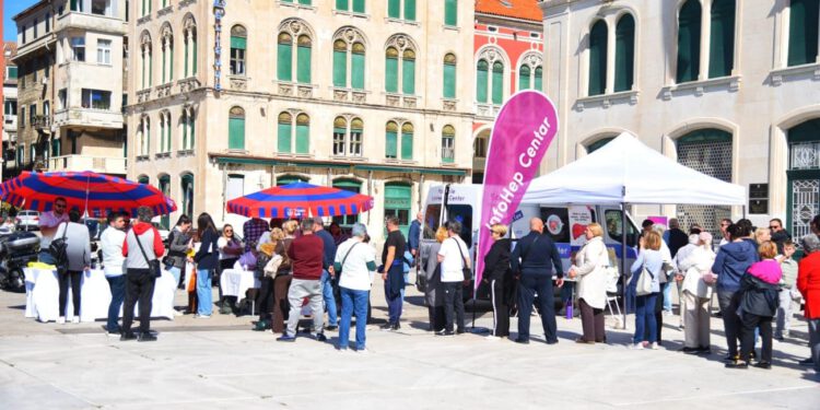 FOTO Na Rivi održana javnozdravstvena akcija: Građani besplatno provjeravali zdravlje jetre