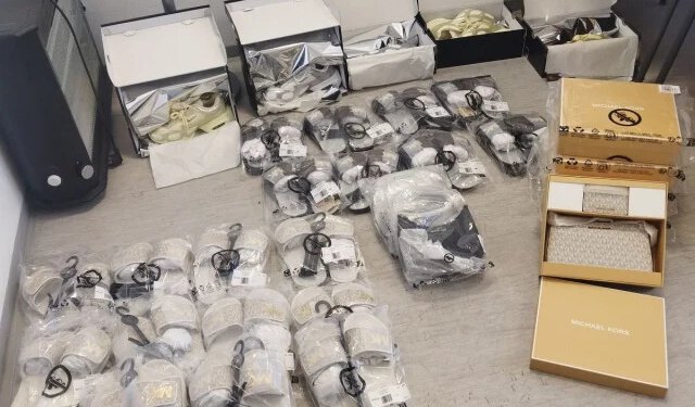 FOTO Pokušaj šverca na granici, policija mu zaplijenjenila torbe i obuću ‘Michael Kors’