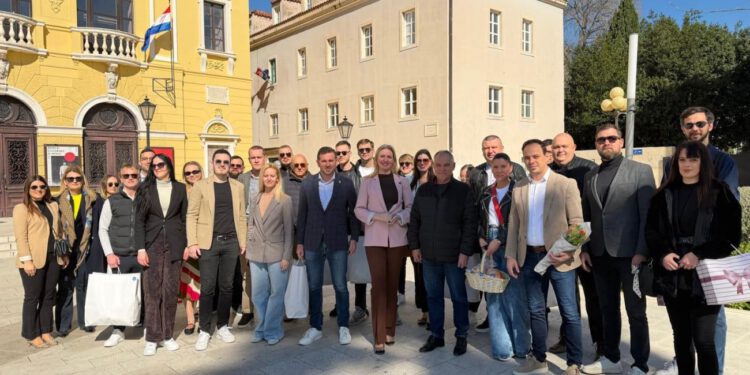 FOTO Uoči Uskrsa HDZ Split građanima dijelio sirnice