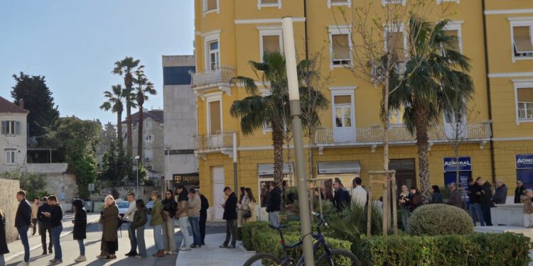 FOTO Velika gužva u centru Splita, vjernici čekaju red za ispovijed