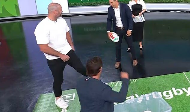 Footy legenda Boyd Cordner ima neugodan kvar na garderobi na TV-u uživo: ‘Ima gaćicu na sebi!’
