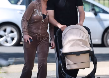 Freddy Brazier, 21, i djevojka Holly Swinburn, 22, ujedinili su se kad su izašli s kćeri Islom Jade po prvi put nakon što je on ‘pobjegao na Gran Canariu’ nakon svađe oko svoje ‘lošeg utjecaja’ bake Jackiey