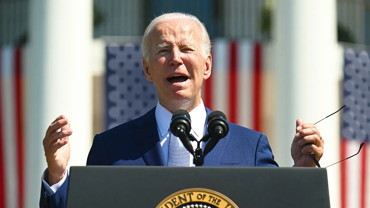 Predsjednik Joe Biden govori na ceremoniji potpisivanja na južnom travnjaku Bijele kuće