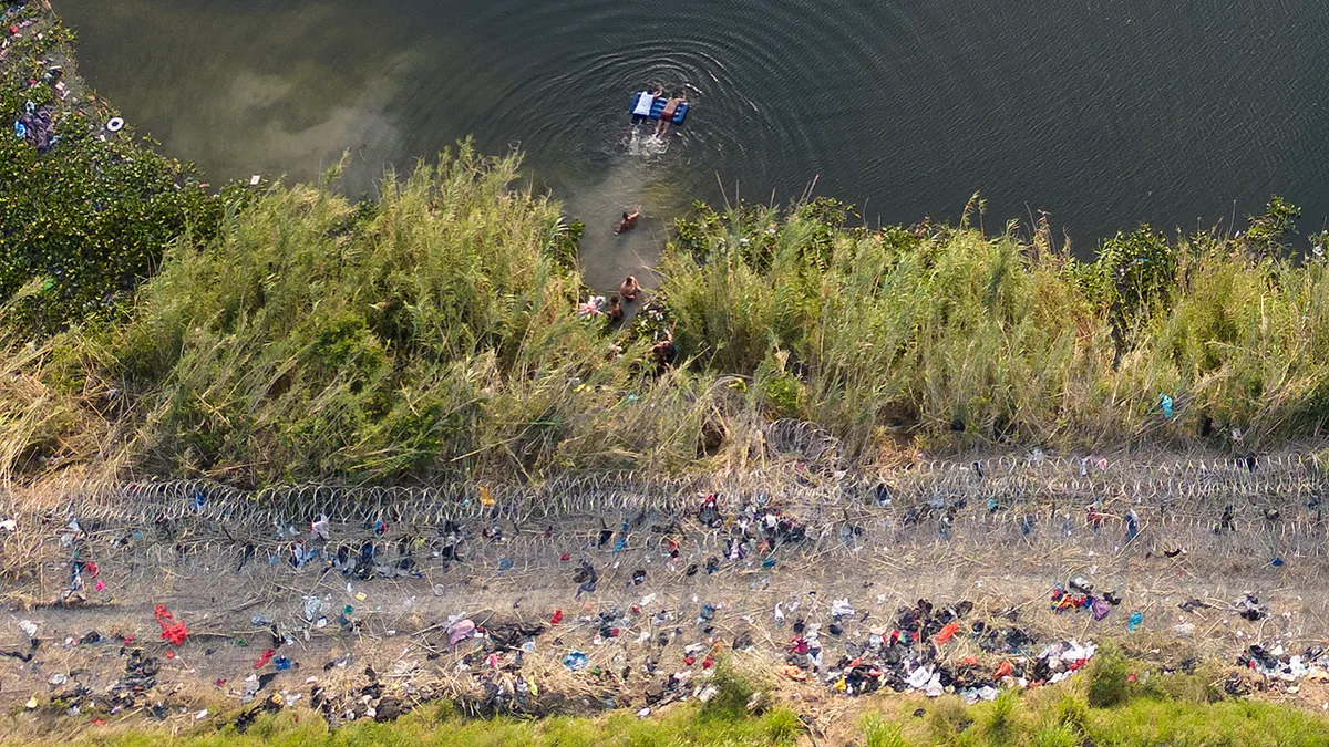Ljudi koji se vraćaju na meksičku stranu rijeke Rio Grande u Brownsville Texas