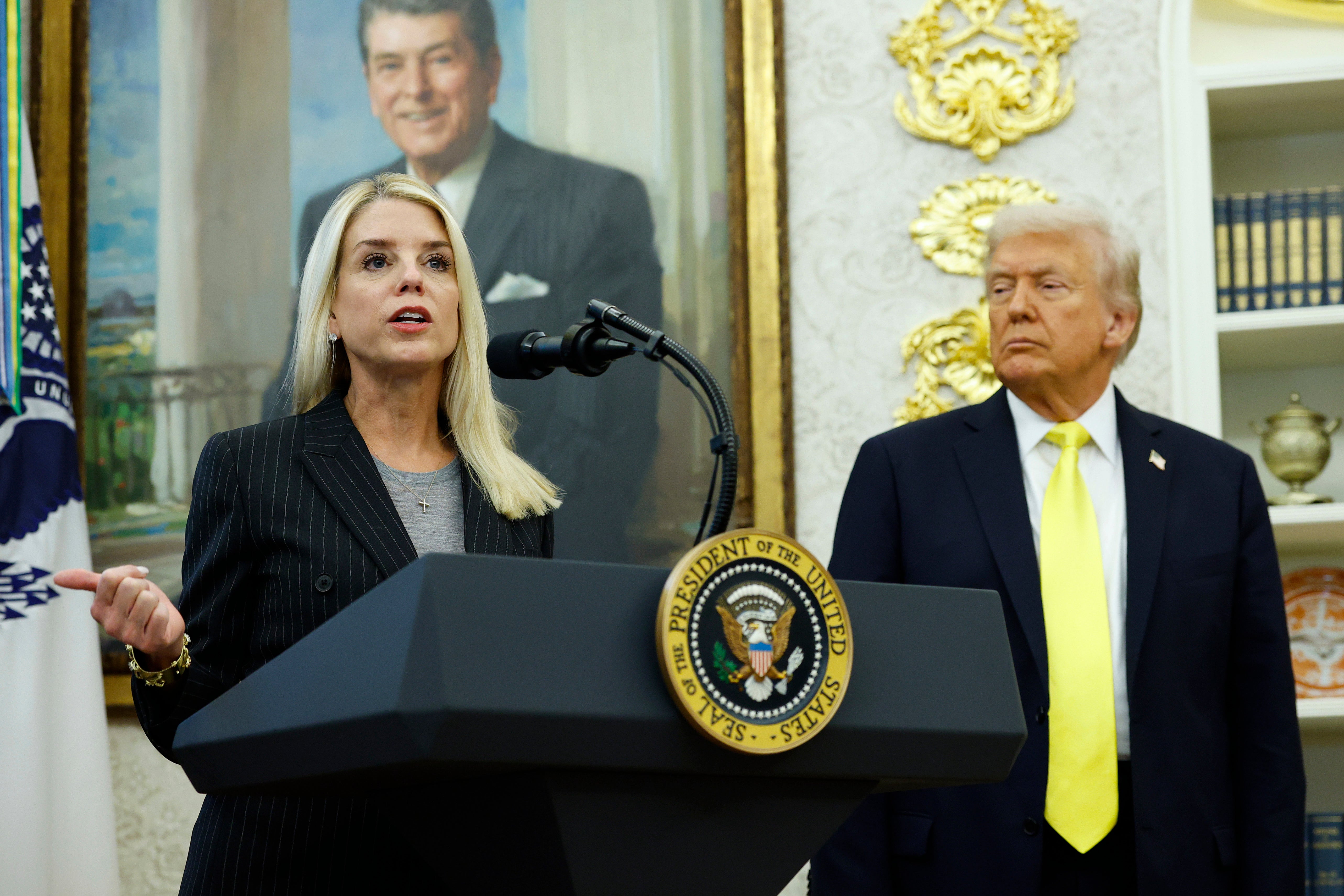 Predsjednik Donald Trump raspravljao je o otpuštanju Pam Bondi s mjesta državne tužiteljice nakon reakcije zbog njezina rukovanja dosjeima Epstein, prema novim izvješćima
