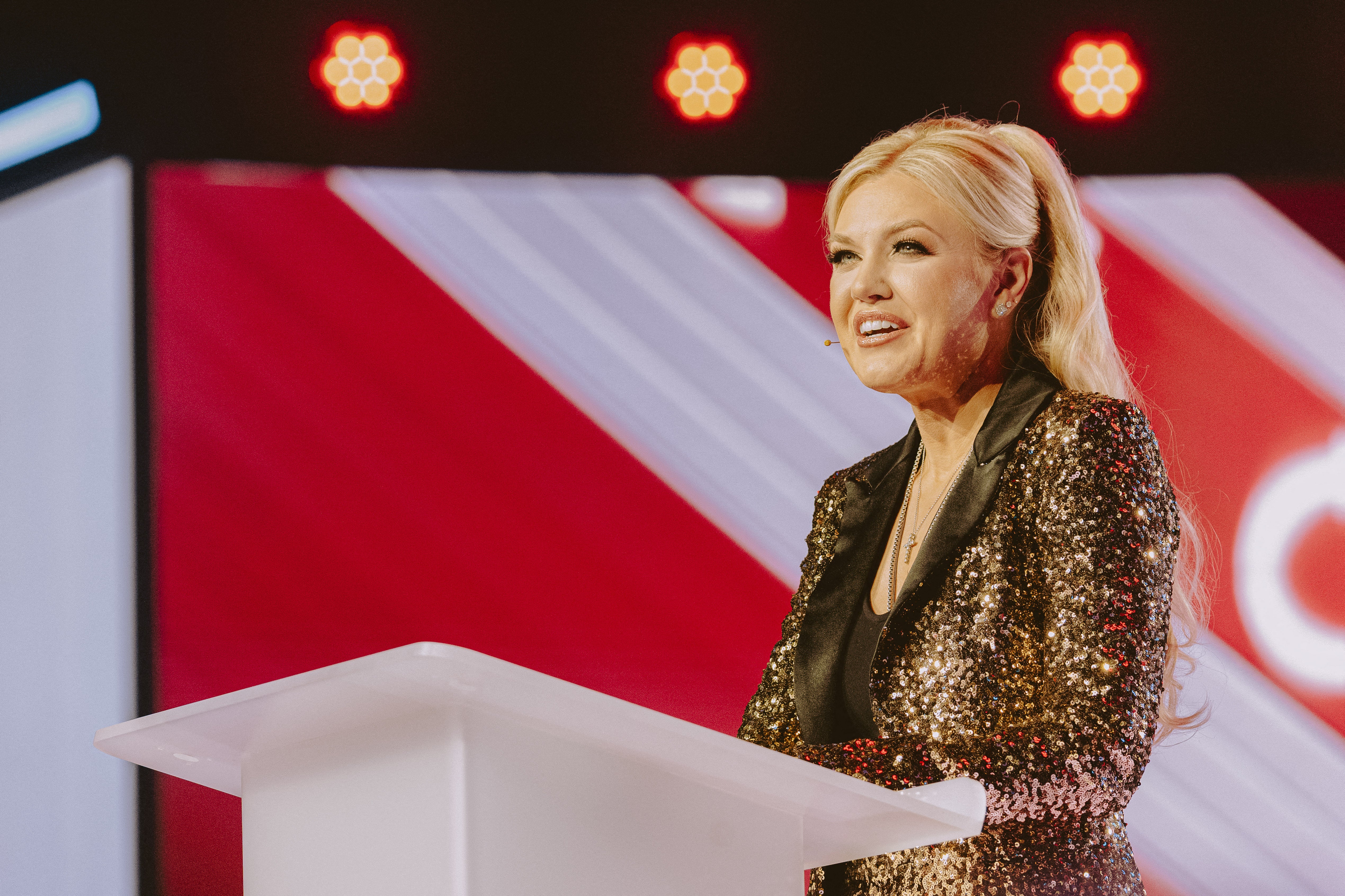 Erika Kirk planira posjetiti srednju školu u Arizoni, zbog čega su neki učenici i roditelji zabrinuti za sigurnost tijekom događaja