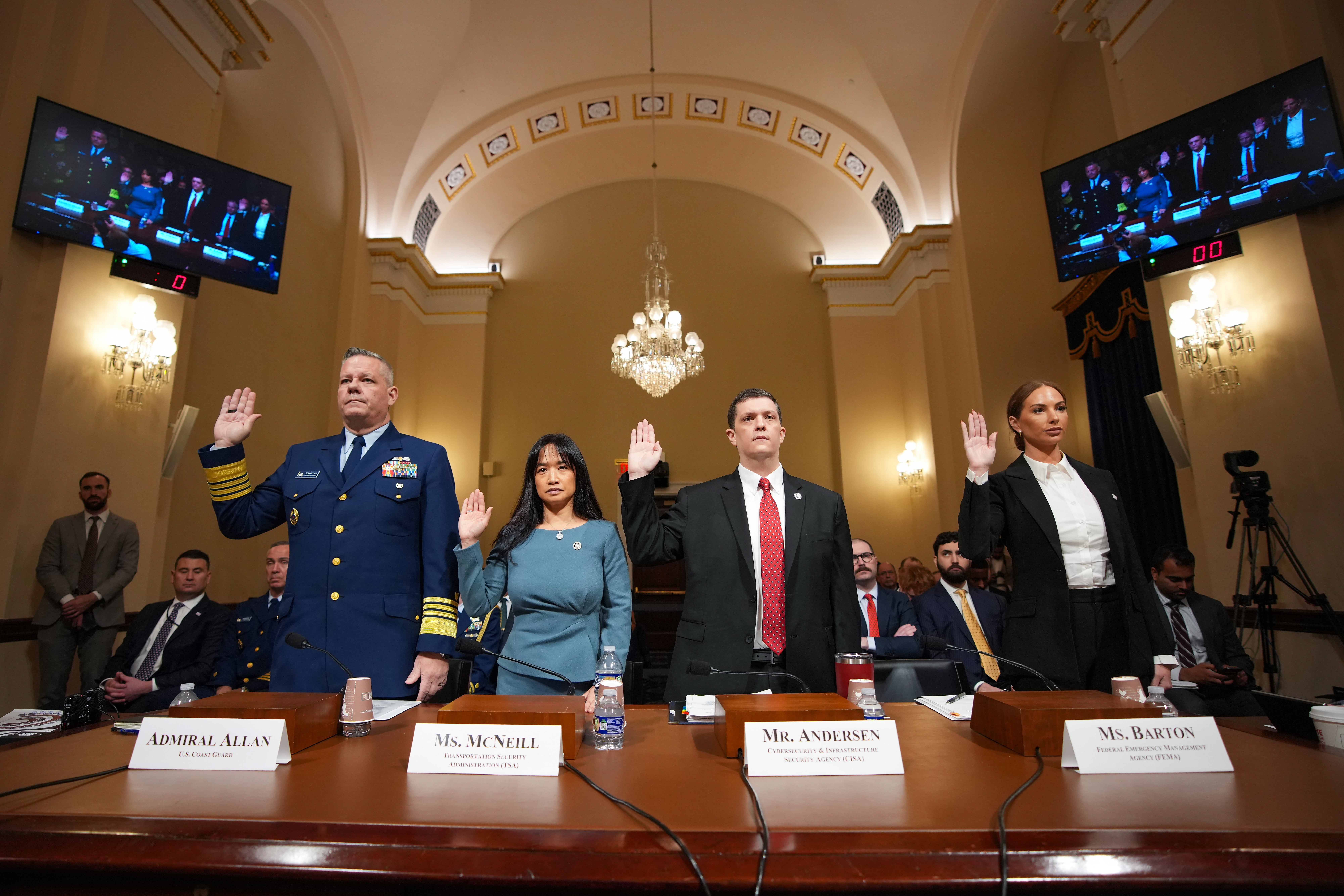 Phillips je u ožujku bio odsutan s Odbora za domovinsku sigurnost Predstavničkog doma gdje je trebao svjedočiti o utjecaju djelomičnog zatvaranja vlade na nacionalnu agenciju za odgovor na katastrofe