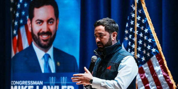 Gradska vijećnica predstavnika MAGA-e utonula je u kaos dok on pokušava obraniti Trumpov rat protiv Irana: ‘Ponašaj se kao odrasla osoba i prestani’