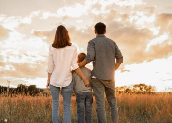 Guverner gura poruku nuklearne obitelji dok protivnici dovode u pitanje državne prioritete