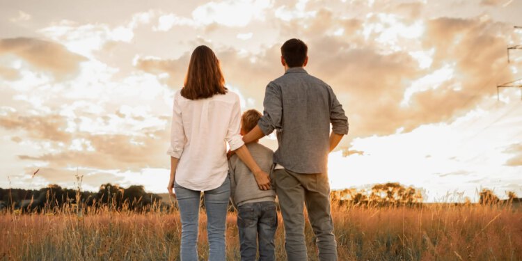 Guverner gura poruku nuklearne obitelji dok protivnici dovode u pitanje državne prioritete