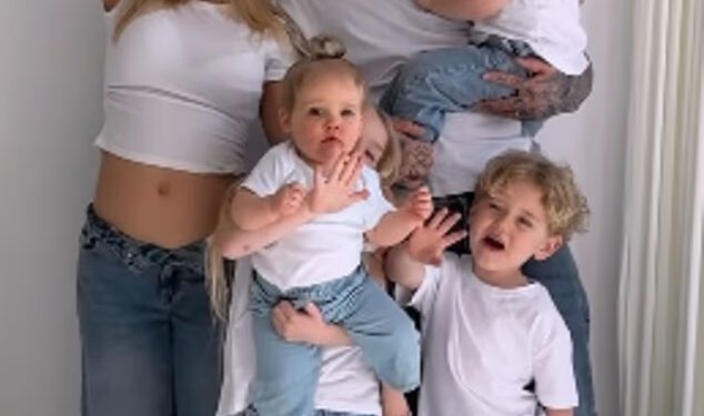 Helen Briggs (30) i Chet Johnson (35) iz Ex On The Beach najavljuju da očekuju svoje peto dijete u šest godina dok slavni prijatelji žure čestitati