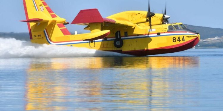 Helikopteri, kanaderi i vatrogasci u akvatoriju kod Brijuna
