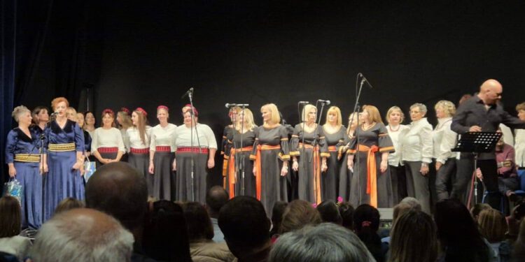 Humanost i tradicija u Solinu: Šesti susret ženskih klapa „Dobra večer, ružo moja“ oduševio publiku