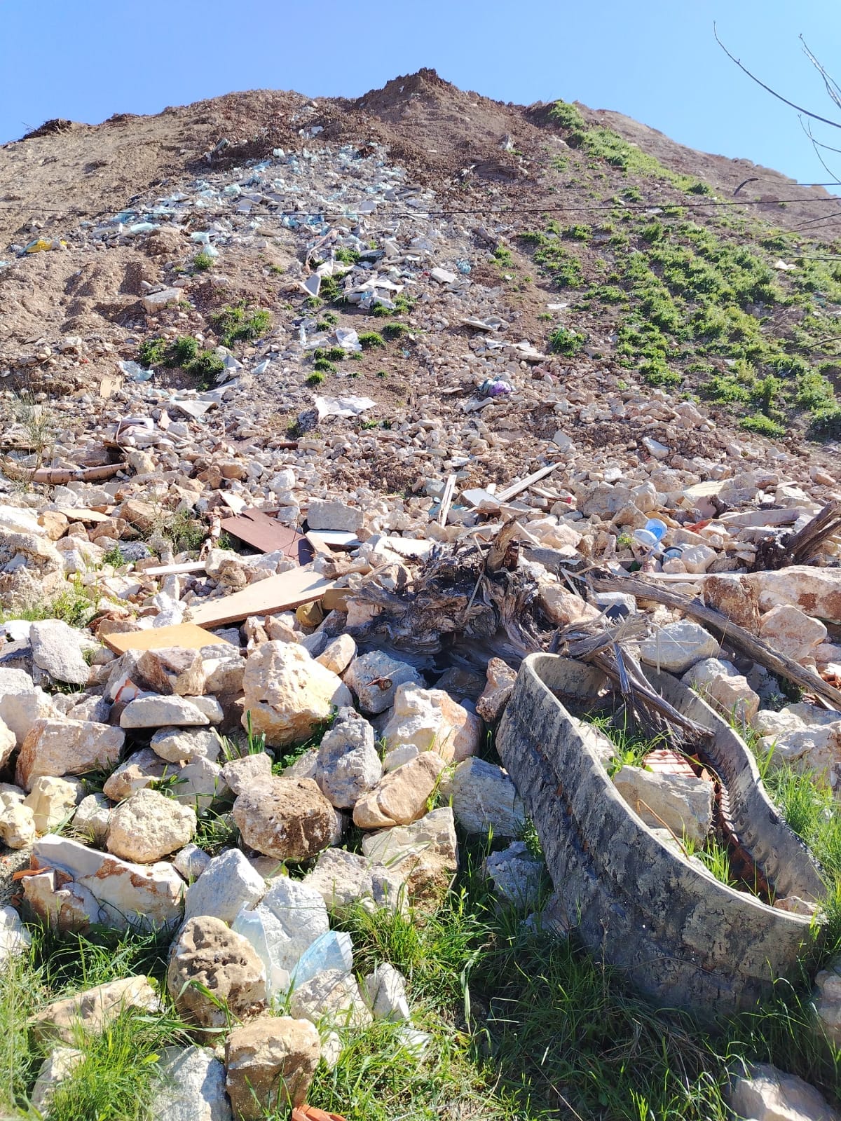 MASLINIK ILI OPASNO ODLAGALIŠTE? Tvrde da sade masline, ali slike iz Općine Prgomet govore drugačije: "Nasipavaju se ogromne količine garađevinskog materijala"