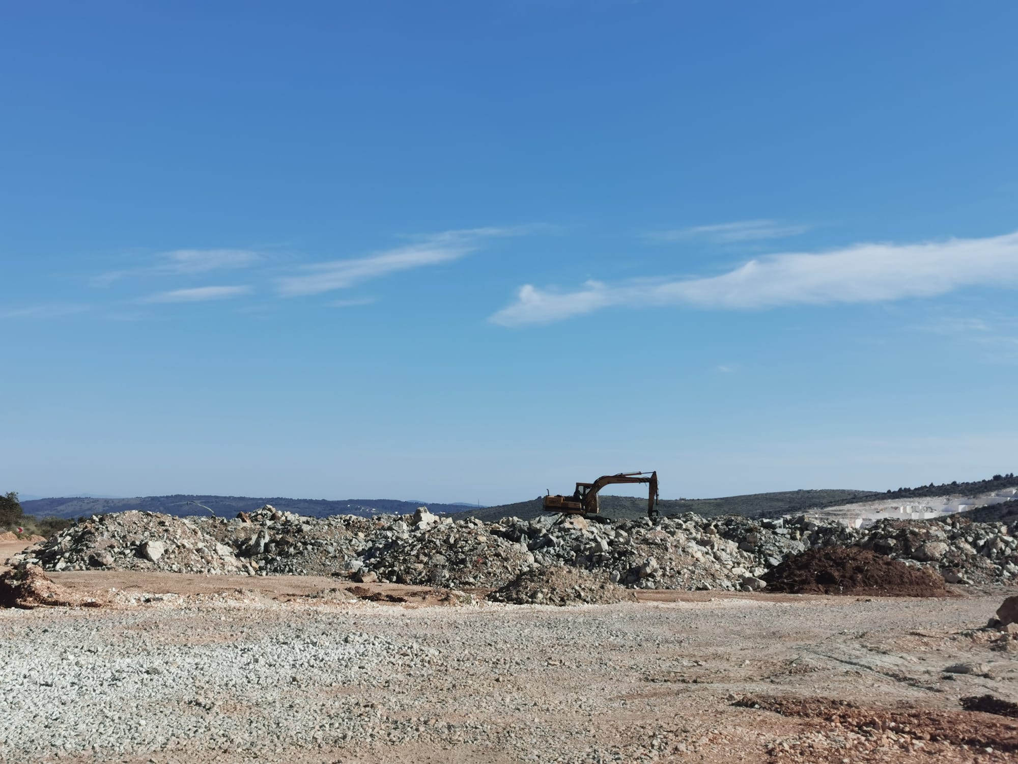 MASLINIK ILI OPASNO ODLAGALIŠTE? Tvrde da sade masline, ali slike iz Općine Prgomet govore drugačije: "Nasipavaju se ogromne količine garađevinskog materijala"