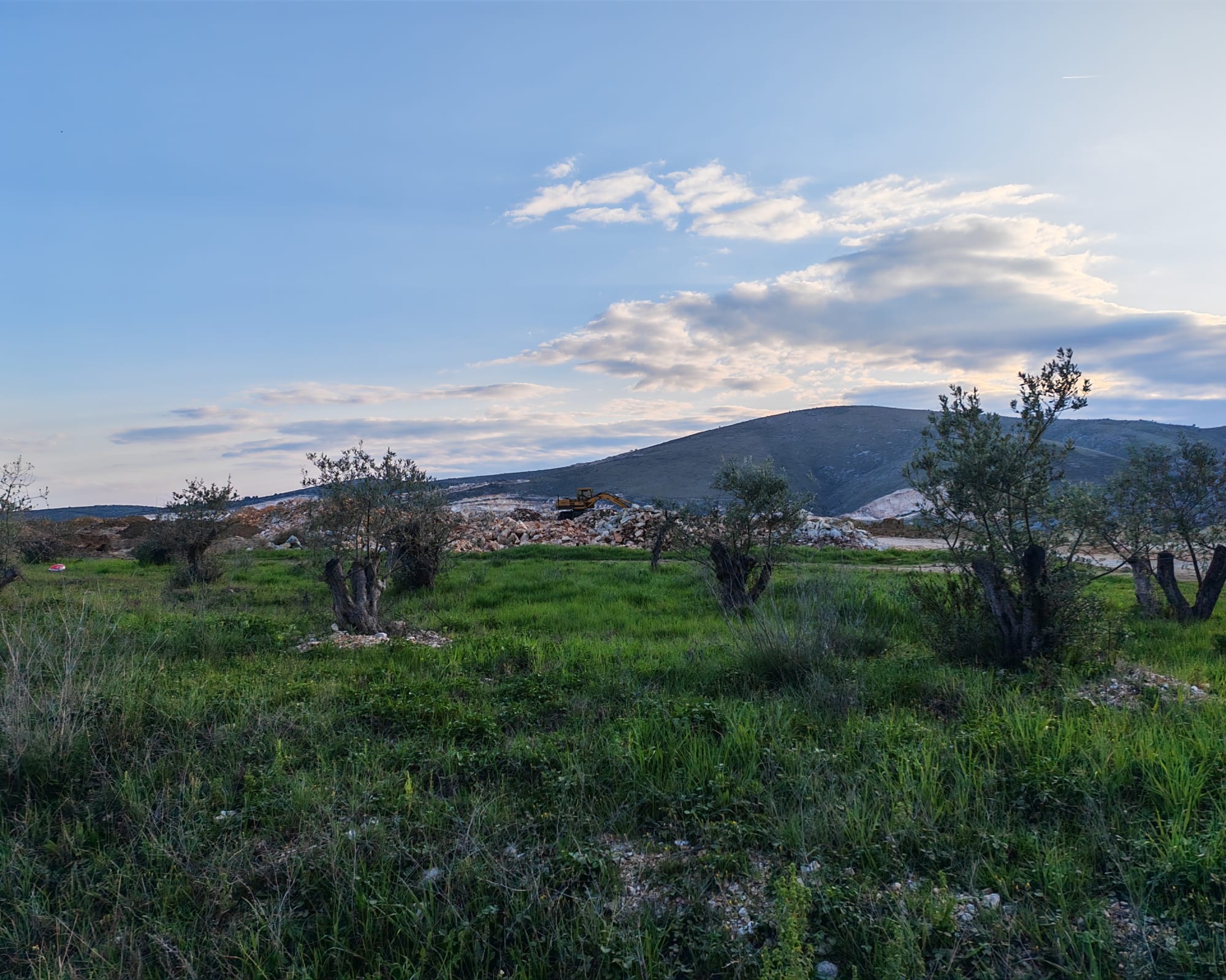 MASLINIK ILI OPASNO ODLAGALIŠTE? Tvrde da sade masline, ali slike iz Općine Prgomet govore drugačije: "Nasipavaju se ogromne količine garađevinskog materijala"