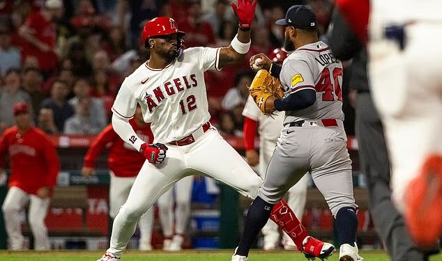 Intenzivno zurenje preraslo je u tučnjavu oko čišćenja klupe tijekom utakmice Angels-Braves dok su bacač i udarač izbačeni