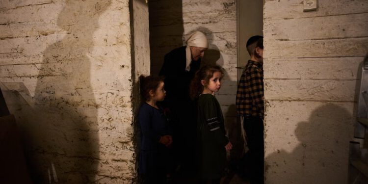 Iran ispaljuje projektile na Izrael i zaljevske susjede dok Trump govori o prekidu rata na Bliskom istoku