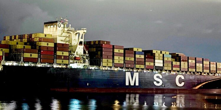 Iran pomiče zaplijenjene kontejnerske brodove u Hormuškom tjesnacu prema luci, kažu izvori