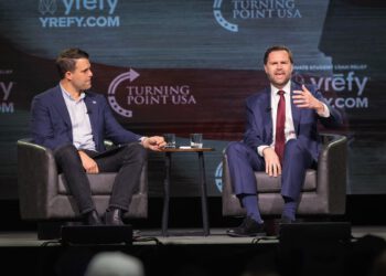 JD Vance je drkao na događaju Turning Point dok pristaše okreću leđa Trumpu