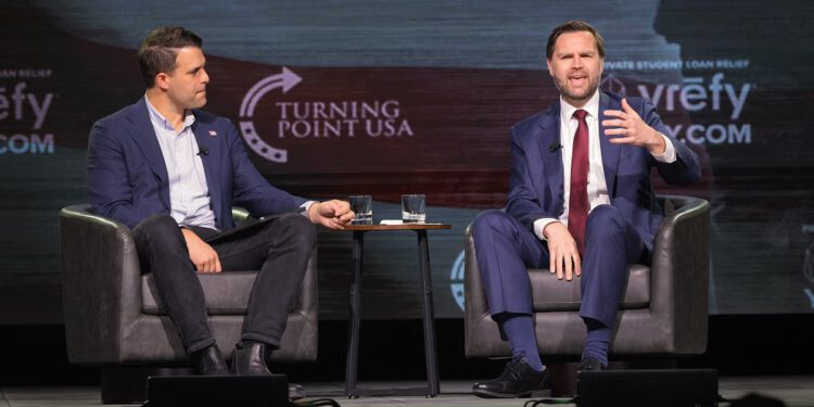 JD Vance je drkao na događaju Turning Point dok pristaše okreću leđa Trumpu