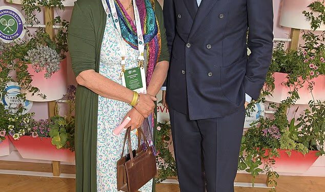 Jack Whitehall šali se kako njegova mama Hilary planira ‘puno glumiti Victoriju Beckham’ tijekom njegovog prvog plesa na vjenčanju s Roxy Horner