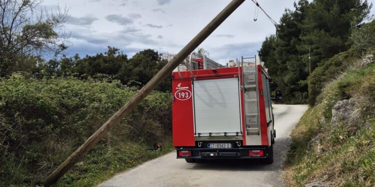 Jaka bura u Podstrani srušila stup