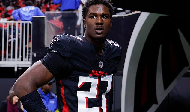 James Pearce Jr ‘neće se pridružiti suigračima za početak programa vježbanja Atlanta Falconsa’ dok mu optužbe za kaznena djela i optužbe za udarce vise nad glavom