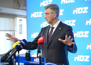 Jednu osobu iz sjene Plenković naziva i po nekoliko puta na dan: Stalno su na ‘vrućoj liniji’