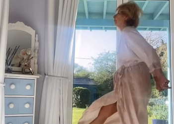 Jennie Bond (75) hvale zbog svoje ‘radosti, energije i sjajnih nogu’ dok pleše u svom svilenom ogrtaču kako bi se riješila ‘bolova i bolova’ u zabavnom videu