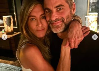 Jennifer Aniston i dečko Jim Curtis ušuškani u romantičnom selfiju dok veza ne prestaje