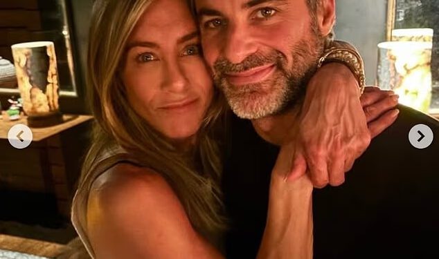 Jennifer Aniston i dečko Jim Curtis ušuškani u romantičnom selfiju dok veza ne prestaje