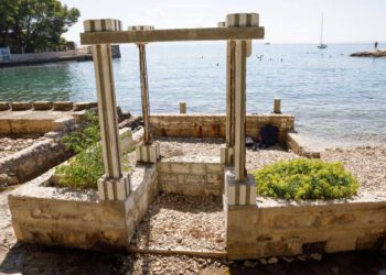 Kad neće pomorski redari priroda samo uklanja ilegalne građevine