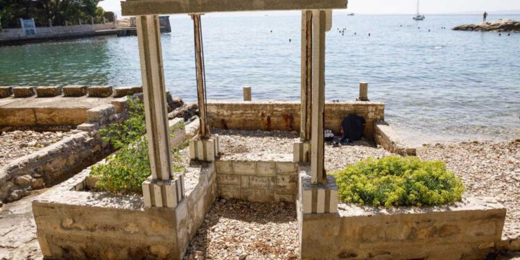 Kad neće pomorski redari priroda samo uklanja ilegalne građevine