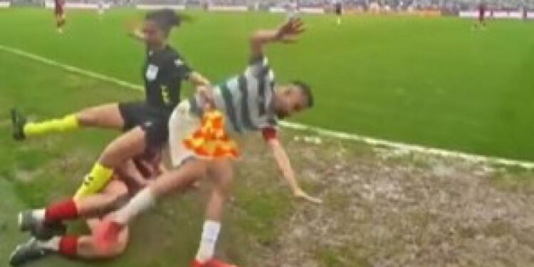 Kakav prizor! Linijski sudac je oboren, reakcija igrača ostavlja sve u nedoumici